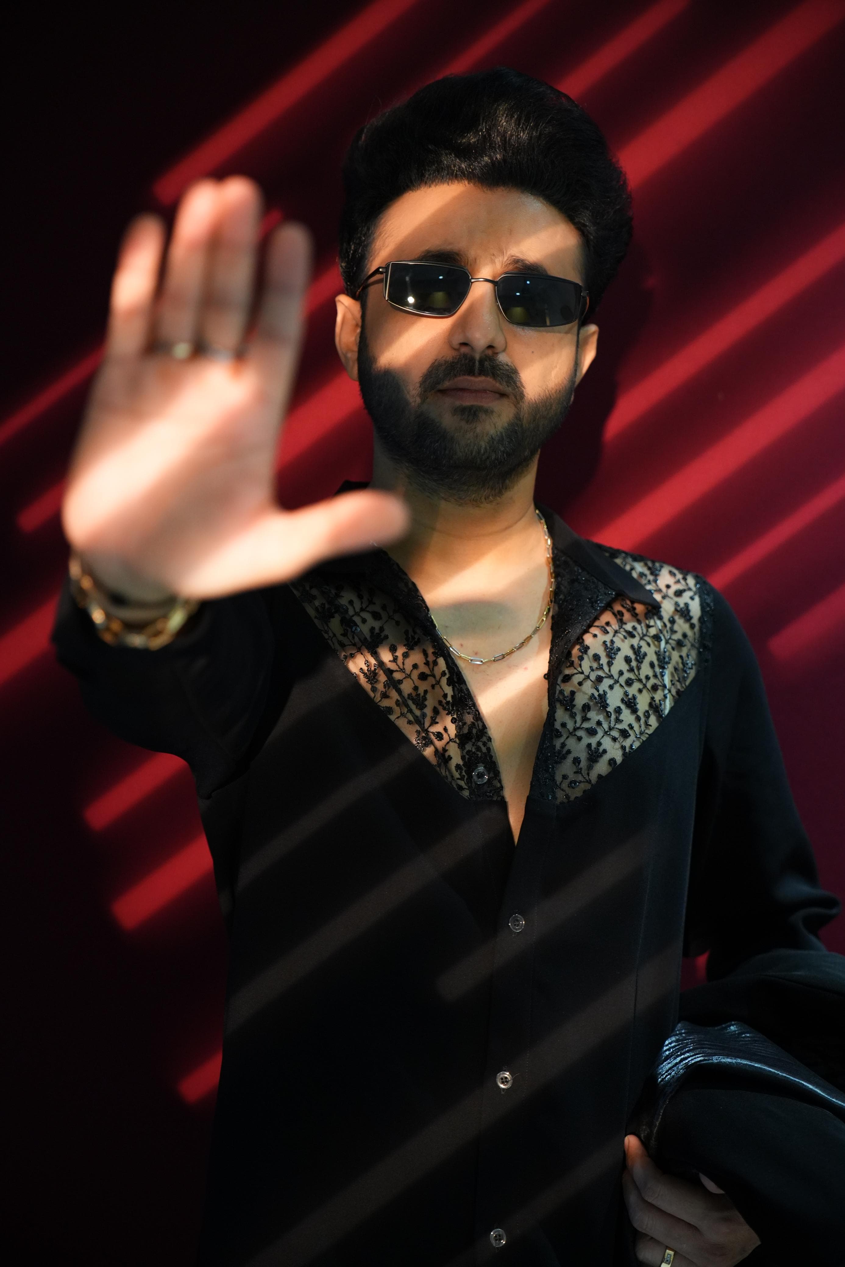 Sharad Lashkari performing on stage